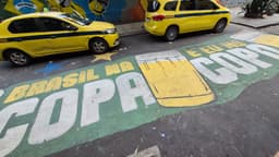 Miniatura da imagem: Bar no Flamengo pintou rua para a Copa do Mundo (Foto: Leonardo Bessa/Lance!)