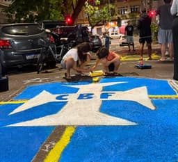 Miniatura da imagem: Bar Simpósio, em Copacabana, se movimentou para pintar rua para a Copa do Mundo (Foto: Leonardo Bessa/Lance!)