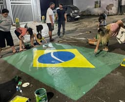Miniatura da imagem: Bar Simpósio, em Copacabana, se movimentou para pintar rua para a Copa do Mundo (Foto: Leonardo Bessa/Lance!)