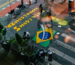 Miniatura da imagem: Artista 'Laurinho' fez arte em rua de Ipanema para a Copa do Mundo (Foto: Divulgação)