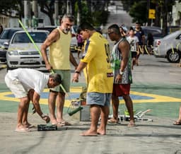 Miniatura da imagem: Equipe Rua Taturana, no Rio, mantém tradição de pintar ruas para a Copa do Mundo desde 1982 (Foto: Divulgação/Equipe Rua Taturana)