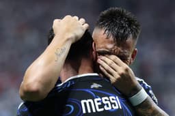 Miniatura da imagem: Lautaro Martinez chora abraçado à Messi em virada da Argentina sobre a Inglaterra