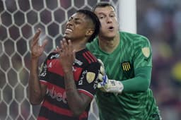 Miniatura da imagem: Bruno Henrique e goleiro Aguerre em Flamengo x Penarol