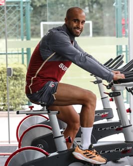 Lucas Moura na bicicleta