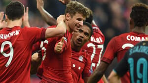 Müller foi o destaque da partida com dois gols (Foto: Christop Stache / AFP)