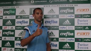 Roger Carvalho assina e pede apoio à torcida do Palmeiras
