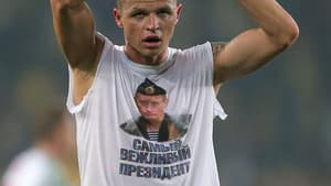 Tarasov veste camisa com imagem de Putin - Fenerbahce x Lokomotiv