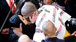 Kobe Bryant beija sua esposa Vanessa após seu último jogo na carreira