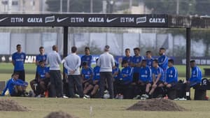 Cristóvão Borges reunido com o elenco do Corinthians no CT Joaquim Grava&nbsp;