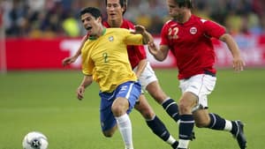 Cicinho em ação pelo Brasil contra a Noruega &nbsp;em 2006