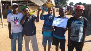 Entrega de bolas de futebol em Moçambique pela Euro Sports