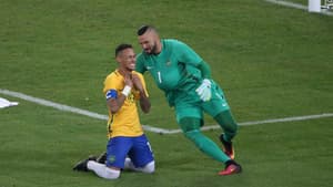 Neymar e Weverton festejam ao fim dos pênaltis: clique e lembre quem já tentou isso e falhou