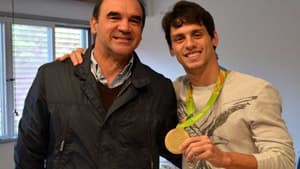 Rodrigo Caio exibe o ouro olímpico ao lado de Ricardo Gomes&nbsp;