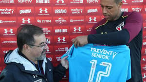 Sidão recebeu a camisa 12 das mãos do diretor-executivo Marco Aurélio Cunha