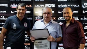 Roberto de Andrade recebeu placa e posou ao lado do técnico Carille e do gerente Alessandro