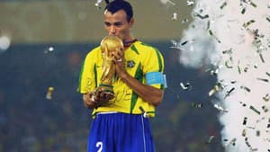 Cafu ergue a taça da Copa do Mundo de 2002