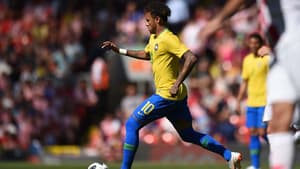 Neymar em ação contra a Croácia em Anfield