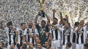 No último título de Buffon pela Juve, os jogadores celebram o heptacampeonato do torneio nacional em 2017/2018. Com CR7, a Velha Senhora segue como favorita