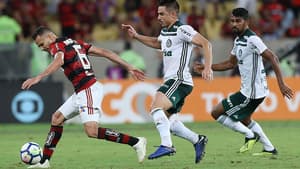 Dificultar jogo do adversário desde o campo rival é um trunfo do líder do Brasileiro