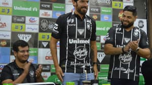 Loco Abreu veste a camisa do Rio Branco