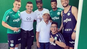 Avô de Victor Luis visitou o elenco do Palmeiras neste sábado, na Academia de Futebol