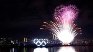 Anéis olímpicos iluminados na baia de Odaiba, com direito a fogos comemorando a marca de seis meses para a abertura de Tóquio-2020 (Crédito: Divulgação)