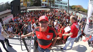 Bandeira de Mello com torcedores do Flamengo