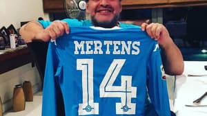 Maradona com camisa de Mertens, do Napoli