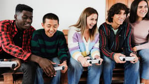 jovens-amigos-multirraciais-se-divertindo-jogando-videogame-em-casa-concentre-se-no-rosto-da-menina-no-centro-scaled-aspect-ratio-512-320