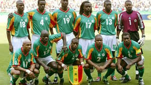 Torcida e jogadores de Senegal fazem homenagem a Papa Bouba Diop