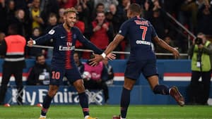 Neymar mais uma vez brilho na vitória do PSG no Campeonato Francês. O brasileiro deixou sua marca no triunfo diante do Lyon