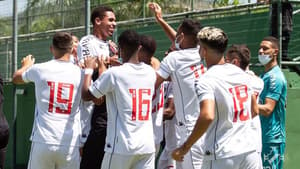 Fabio Azevedo 'surta' com gol de empate do Náutico sobre o Vasco e  viraliza; veja o vídeo