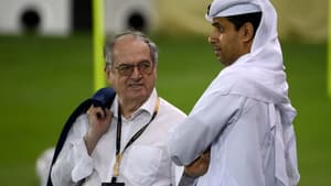 Noel Le Graet, presidente da federação francesa de futebol, e Nasser Al Khelaifi, presidente do Paris Saint-Germain