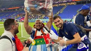 Torcida da França recolhe lixo do estádio de Copa