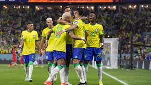 Torcida e jogadores de Senegal fazem homenagem a Papa Bouba Diop