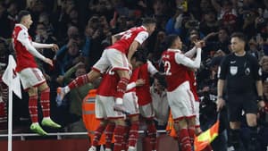 Arsenal sai na frente, mas cede empate para o Brentford em mais um tropeço  pela Premier League