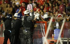 Torcedores do Náutico entram em confronto com policiais durante derrota contra o Sport