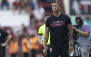 Técnico do Vitória brinca com chance de ter Gabigol no elenco