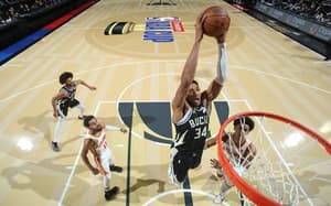 Antetokounmpo decide, Bucks vencem Hawks e vão à final da Copa NBA