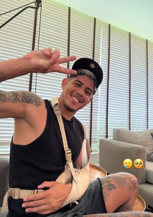 Alan Franco com braço imobilizado