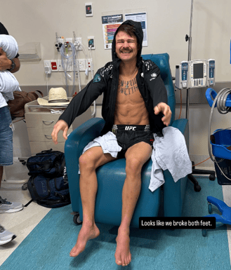Diego Lopes quebrou os dois pés durante derrota no UFC 325 contra Alexander Volkanovski (Foto: Reprodução/Instagram)