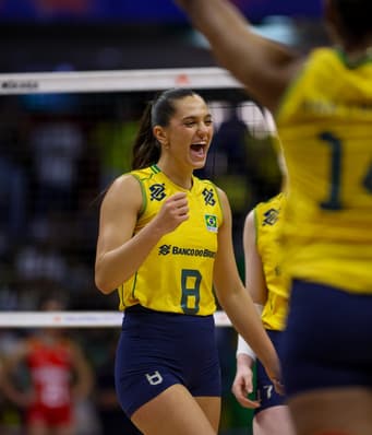 Julia Kudiess no Brasil e Bulgária (Foto: Divulgação/ CBV)