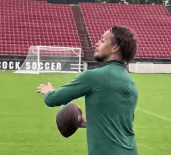 Jogadores do Fluminense brincaram com bola de futebol americano durante treino para o Mundial (Foto: Reprodução/ Fluminense)