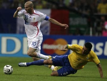 Zidane passa por Lúcio na vitória da França