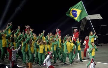 Pela primeira vez na história dos Jogos Pan-Americanos, o Brasil teve uma mulher como porta-bandeira. Uma não, duas. Martine Grael e Kahena Kunze foram as representantes brasileiras.