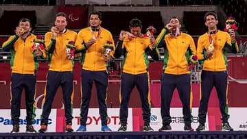 Jogadores do Brasil exibem a medalha de ouro no goalball (Foto: Alê Cabral/CPB)