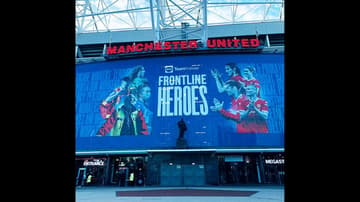 Estádio do Manchester United com a fachada "Frontline Heroes"