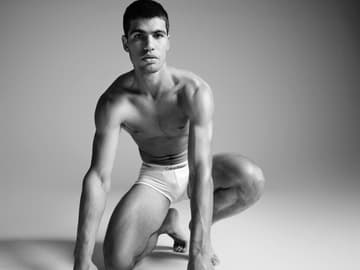 Carlos Alcaraz em ensaio para Calvin Klein