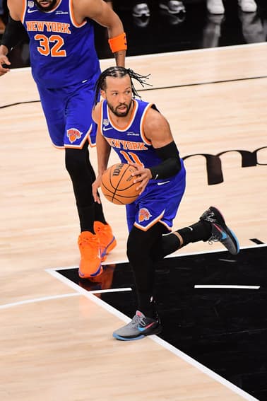 Jalen Brunson, dos Knicks, conduz a bola no jogo 2 das finais da NBA contra os Spurs (Foto: Foto por ADAM PANTOZZI / NBAE / GETTY IMAGES)