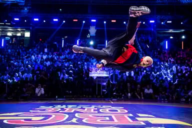 B-Boy Leony competindo a Final Nacional do Red Bull BC One, em São Paulo, no último ano (Crédito: Little Shao / Red Bull Content Pool)